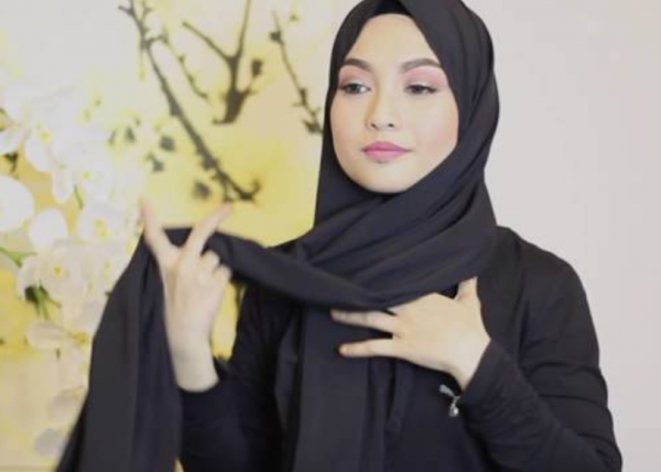 Hijab dengan aksen draping di bagian leher